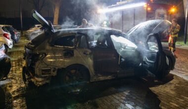 Brandweer blust autobranden in Vlaardingen en Rotterdam - Rijnmond