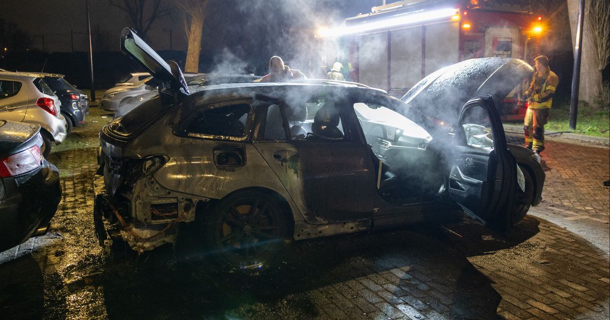 Brandweer blust autobranden in Vlaardingen en Rotterdam - Rijnmond