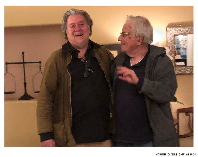 Op een van de foto’s uit de nalatenschap van Epstein staan de politieke tegenpolen Steve Bannon (links) en Noam Chomsky samen lachend.