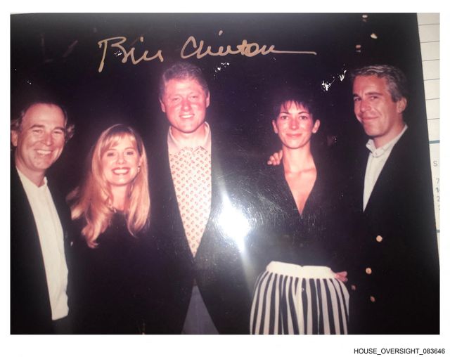 Ex-president Bill Clinton (midden) samen met Epstein, zijn metgezel Ghislaine Maxwell (tweede van rechts).