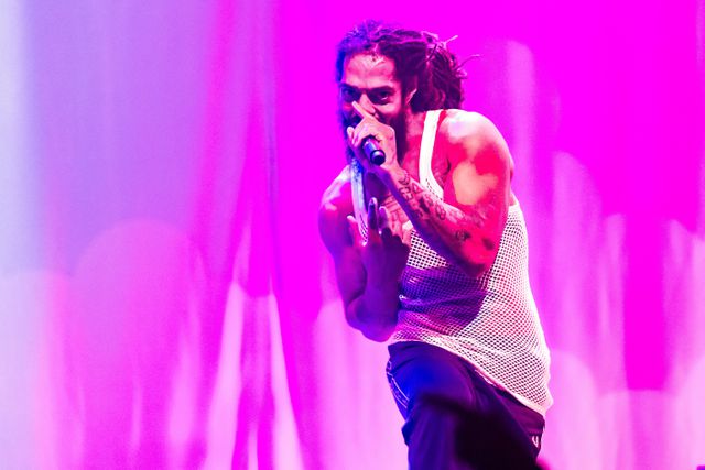 De Londense punkband Bob Vylan treedt op in het Nijmeegse poppodium Doornroosje.