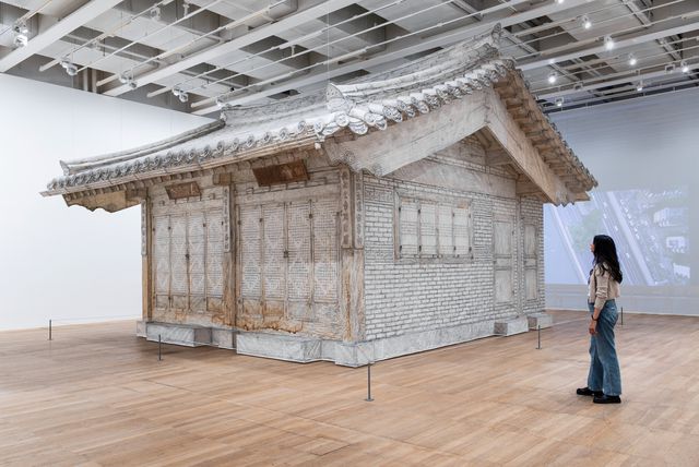 ‘Rubbing/Loving, Seoul Home’: de afdruk van het ouderlijk huis van Do Ho Suh, in Tate Modern.