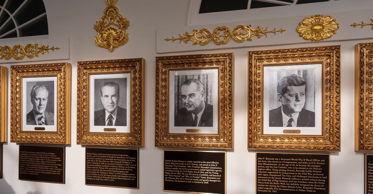 Biden ‘slechtste president ooit’ en Obama ‘polariserend’, volgens door Trump geschreven plakkaten in Witte Huis