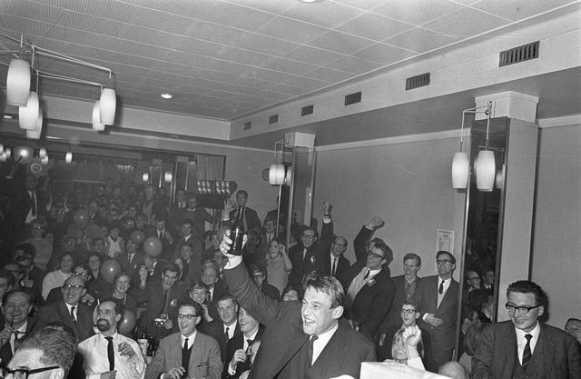 D66 bijeen in hotel Krasnapolsky in 1967, vooraan lijsttrekker Hans van Mierlo. 