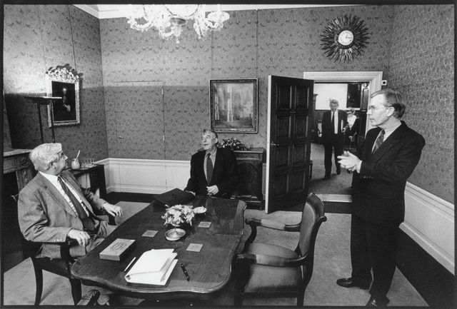 Overleg tussen Frits Bolkestein (VVD) (links), Hans van Mierlo (D66) (midden) en Herman Tjeenk Willink (rechts) in de aanloop naar het eerste Paarse kabinet in 1994. Wim Kok (PvdA) komt aanlopen.