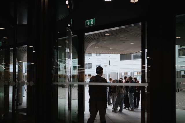 Tijs van den Brink verlaat  het parlementsgebouw in Den Haag.