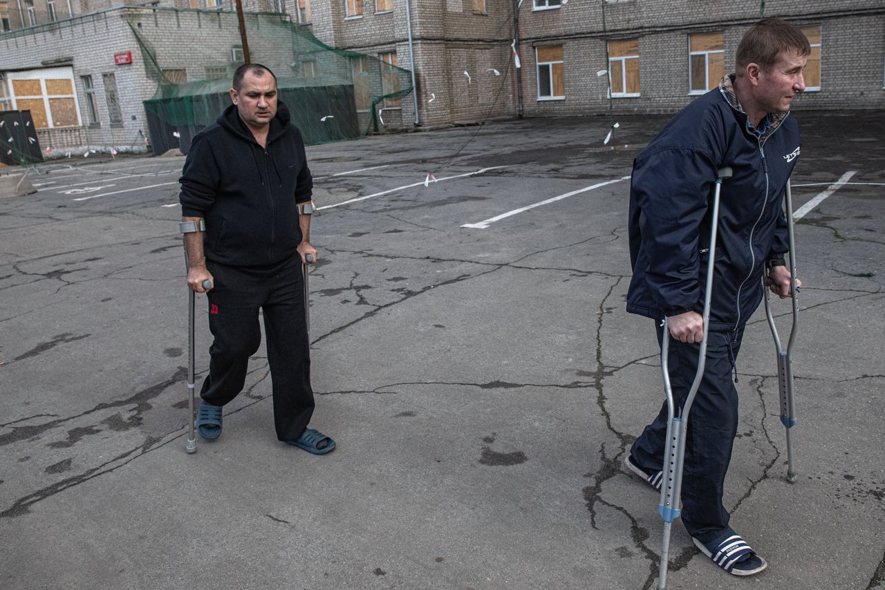 Roestam Mamedov (links) en Serhi Shevtjsenko, slachtoffers van een Russische drone-aanval, in het ziekenhuis van Cherson