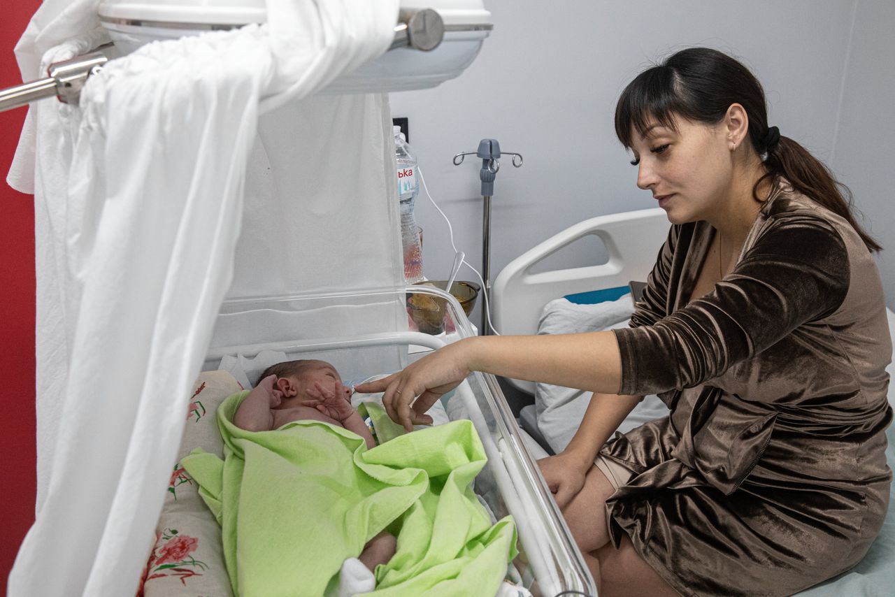 Viktorija Netrebenko met haar pasgeboren baby Andri in de ondergrondse kraamkliniek.