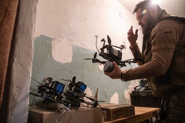 Militair van drone-eenheid van de 34th brigade aan het werk.