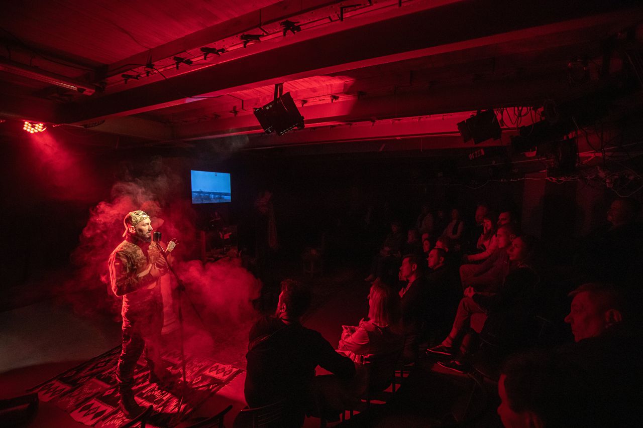 Veteraan en acteur Volodymyr Tuka treedt op met zijn one-man show ‘One-Day Hero’ in een ondergrondse zaal van het theater, op de derde verjaardag van de bevrijding van Cherson.