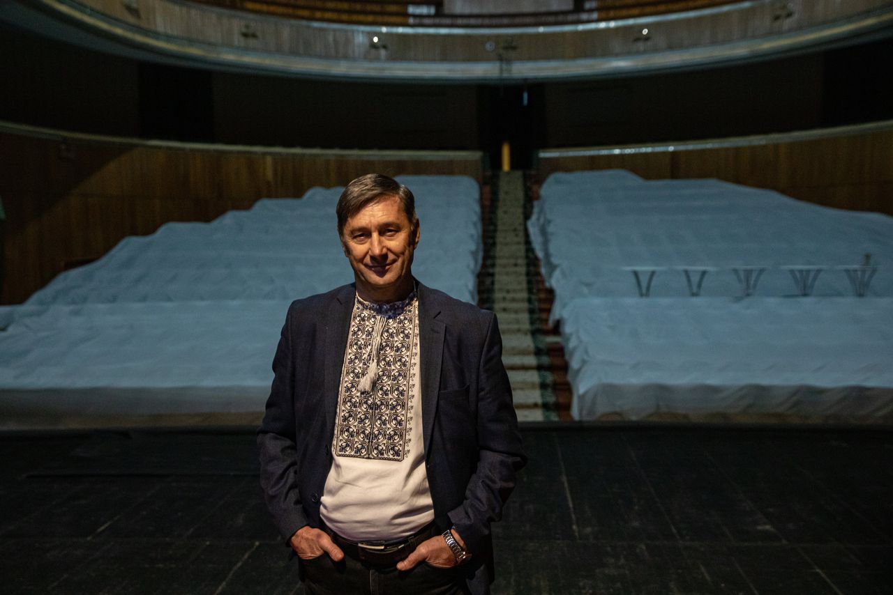 Theaterdirecteur Oleksandr Knyha in zijn gesloten theater.