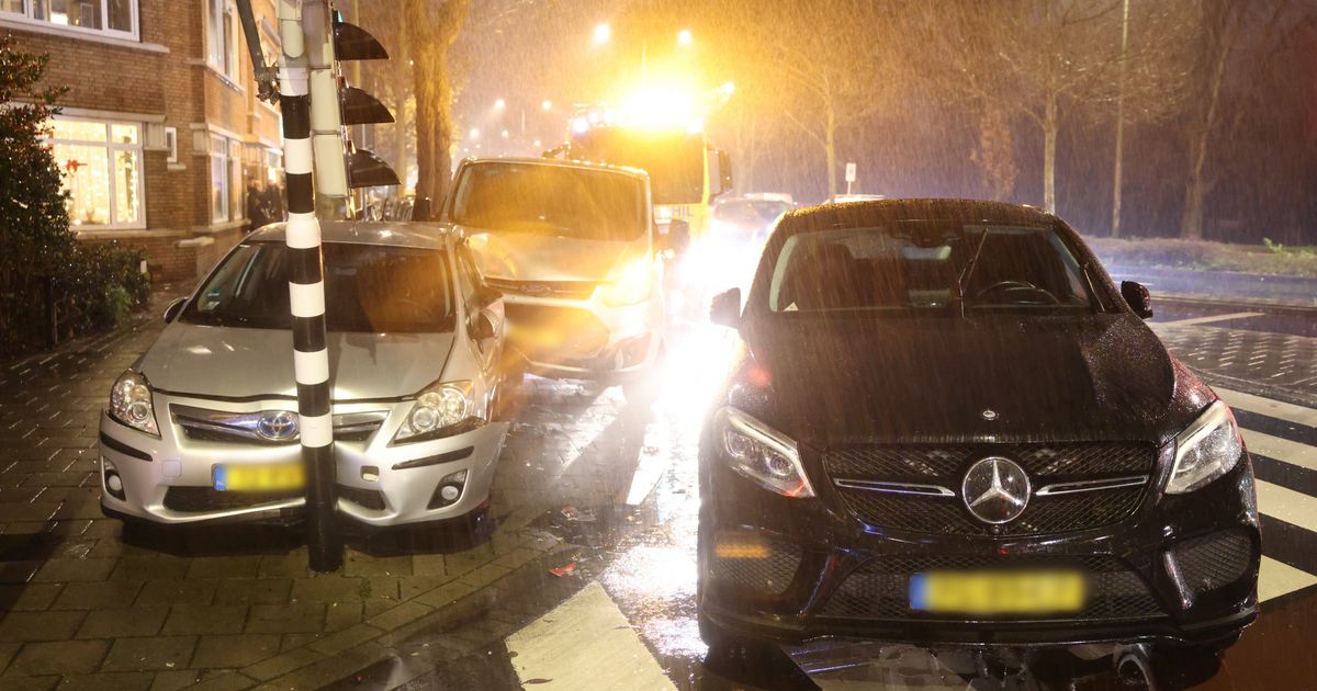 112-nieuws | Busje knalt op auto, verkeerslicht geramd - Gouwenaar vast voor inbraak