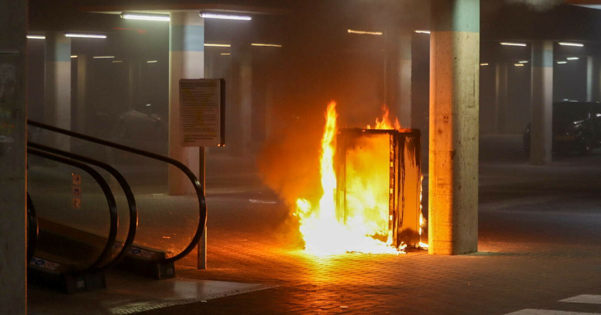 Onrustige avond in Asser wijk Kloosterveen, brandweer blust meerdere brandjes