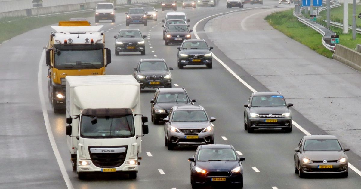 Ruim uur file op A4 door ongeluk - Omroep West