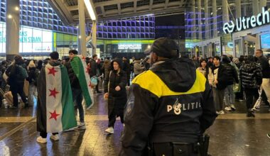 Verkeerschaos in Utrecht bij viering val Assad, politie grijpt in op Stationsplein