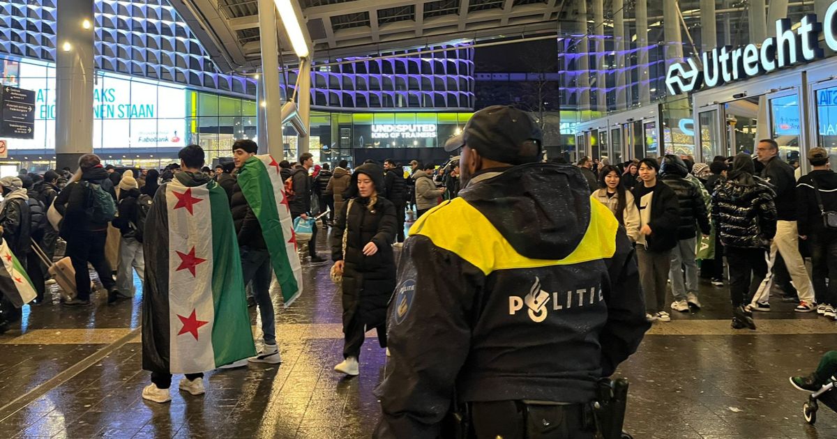 Verkeerschaos in Utrecht bij viering val Assad, politie grijpt in op Stationsplein