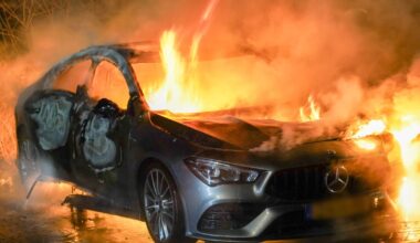 Geparkeerde auto verwoest door brand | Arrestant smeert cel onder bloed - Rijnmond