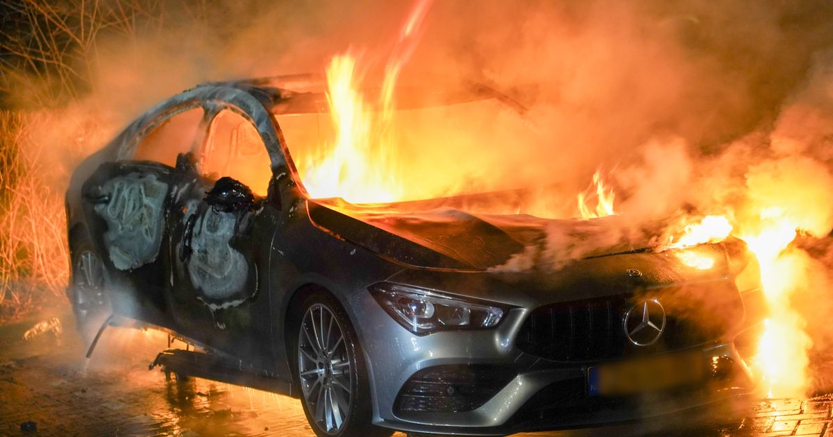 Geparkeerde auto verwoest door brand | Arrestant smeert cel onder bloed - Rijnmond