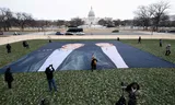 Activisten onthullen een gigantische foto van Donald Trump en Jeffrey Epstein in het zicht van het Amerikaanse parlementsgebouw, het Capitool, eerder deze maand.