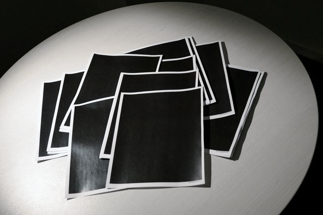 Zwartgelakte documenten uit het dossier van Epstein. 