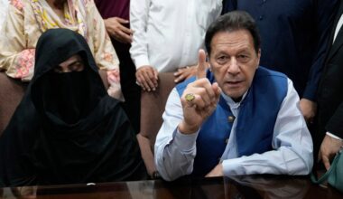 Opnieuw jarenlange gevangenisstraffen voor Pakistaanse oud-premier Khan en zijn vrouw om fraude