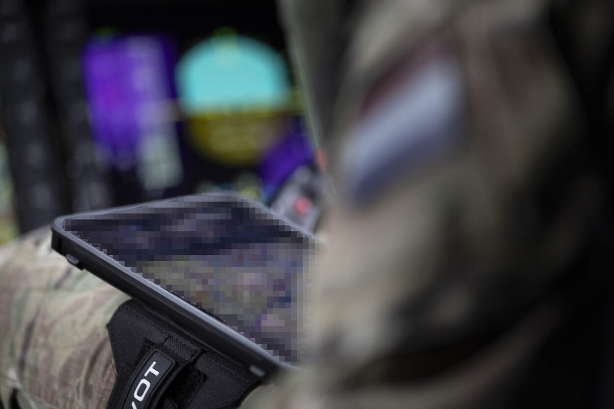 Militairen kijken naar ATAK op een tablet.