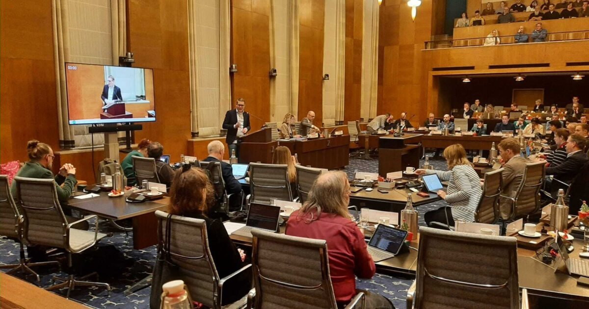 Pesten of principezaak? Enschedese raadsleden nemen collega 500 euro per maand af na 'klimaatstaking'