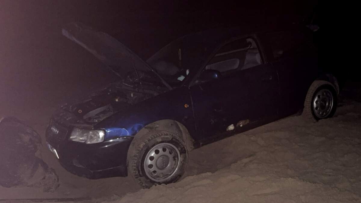 Auto komt vast te zitten op strand Noordwijk, KNRM schiet toeristen te hulp