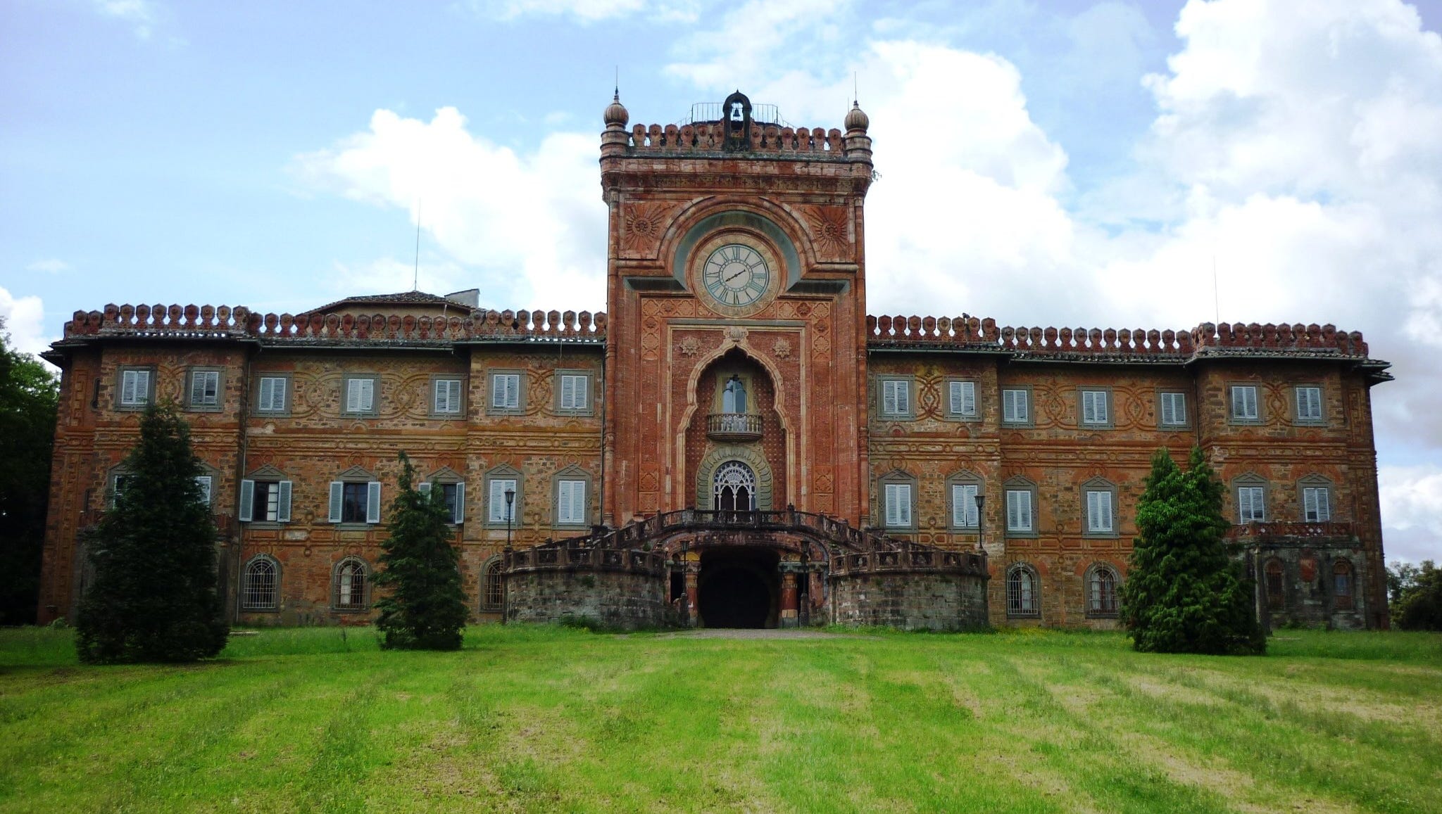 het verlaten castello di sammezzano in italie