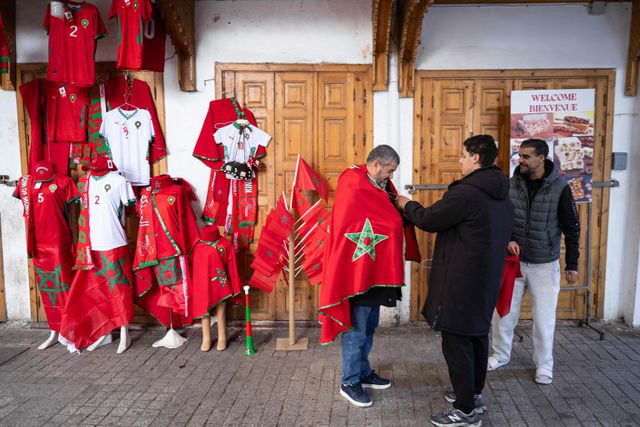 Een man draagt ​​vrijdag een Marokkaanse vlag in een straat van de oude medina in Rabat, in aanloop naar de Africa Cup. 