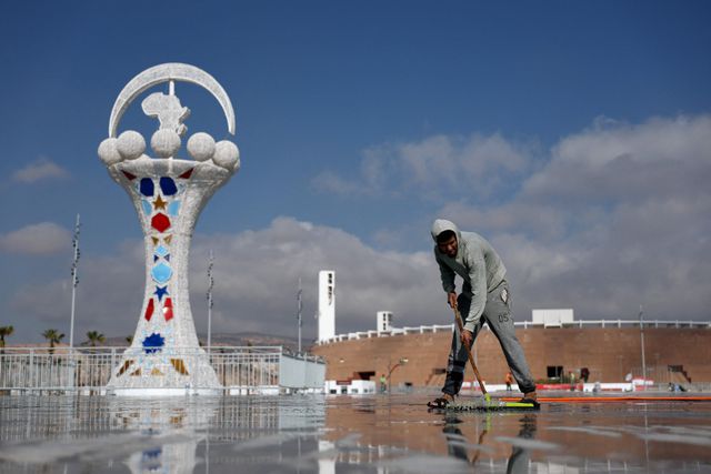 Medewerkers leggen zaterdag de laatste hand aan de buitenkant van het Agadir Grand Stadium in Marokko, aan de vooravond van de aftrap van het voetbaltoernooi Africa Cup of Nations (CAN).