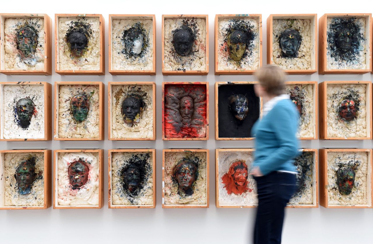 Een bezoeker van Museum Frieder Burda in Baden-Baden voor het werk ‘Kistenwalhalla’ (1980/88) van Arnulf Rainer. 