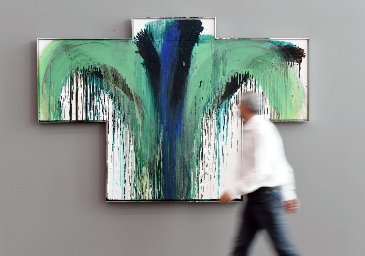 Een bezoeker van het Museum Frieder Burda in Baden-Baden voor Arnulf Rainers werk ‘Platanenkreuz’ uit 1990/91 