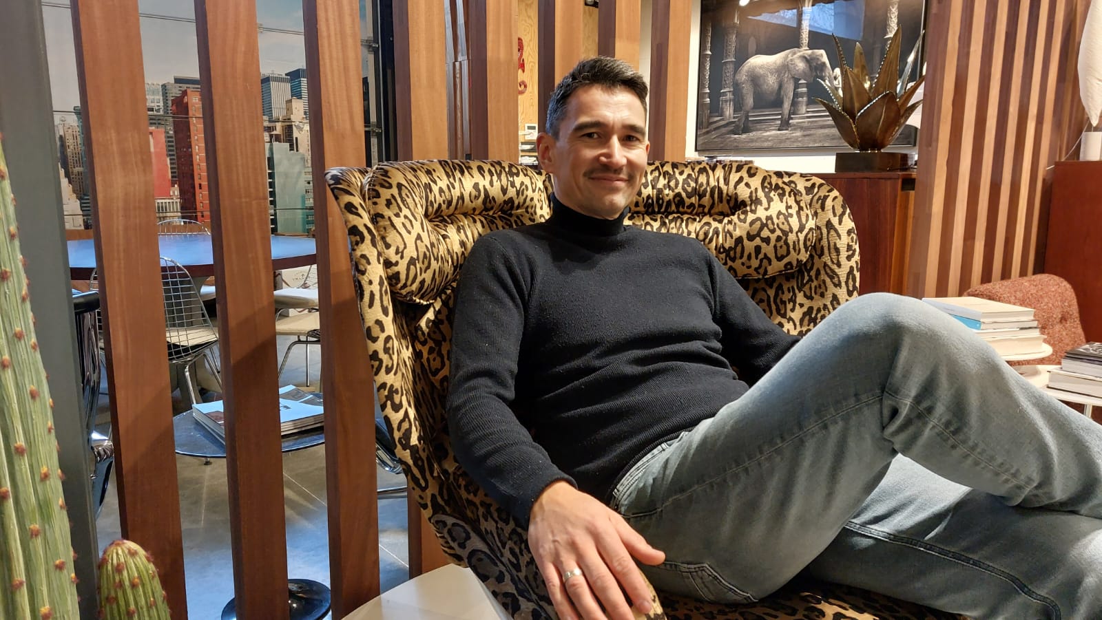 Stukken van Mensen-gezicht Yves Chung opent vernieuwde designshowroom in Herentals