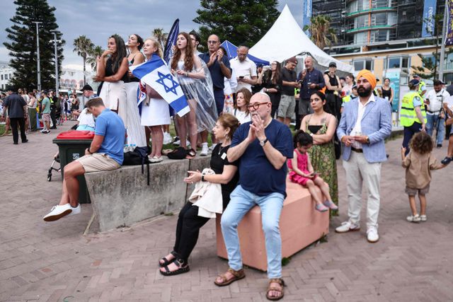 Mensen wonen zondag de herdenkingsdienst bij voor de slachtoffers van een schietpartij op Bondi Beach in Sydney.
