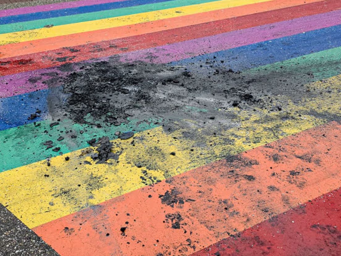 Het vernielde regenboogpad in Dordrecht.