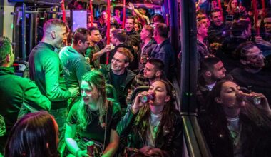 Gevaarlijke taferelen in partybussen: 'We vlogen door de bus als de chauffeur remde'