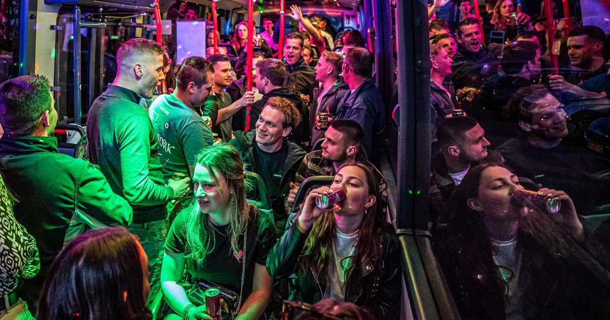 Gevaarlijke taferelen in partybussen: 'We vlogen door de bus als de chauffeur remde'