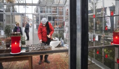 In deze glazen kassen brand je een kaarsje voor een dierbare of doe je een brief op de ‘hemelpost’