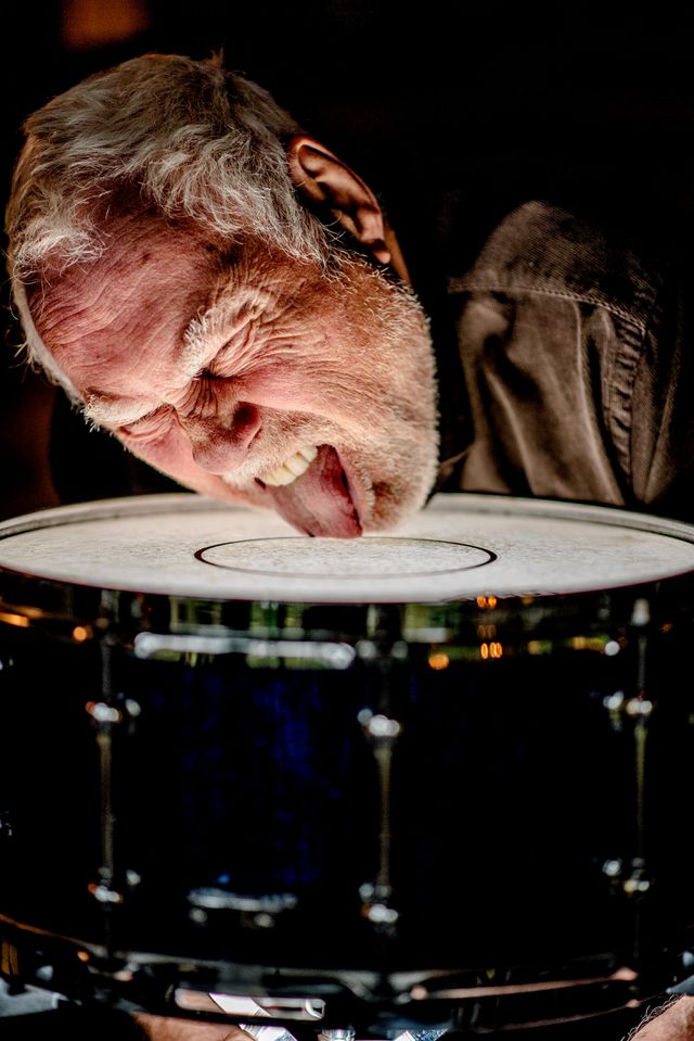 Cesar Zuiderwijk: „Ik had nog nooit achter een drumstel gezeten. Ze moesten alles voor me opzetten, want ik wist niet hoe dat werkte.” 