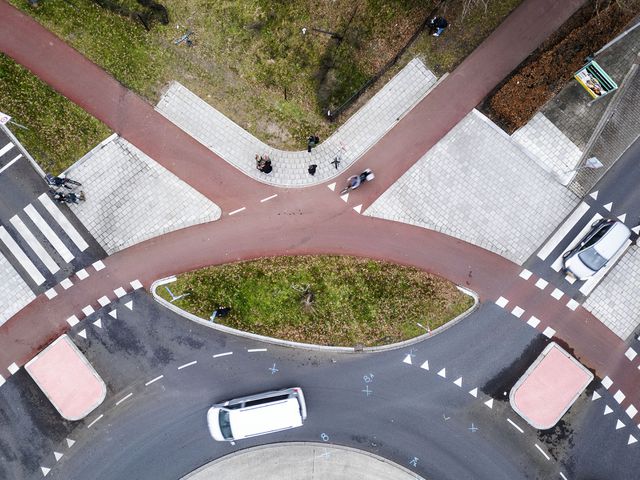Een luchtfoto van de rotonde in Nunspeet waar het ongeluk is gebeurd. 