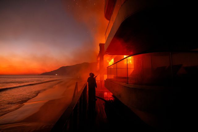 De brandweer in Malibu, een voorstad van Los Angeles, is aan het werk tijdens een grote brand in januari van dit jaar.