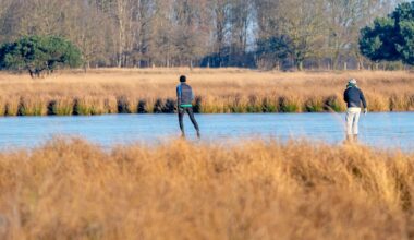 Schaatsplezier in Drenthe: van drukte op ijsbanen tot enkele durfals op plassen
