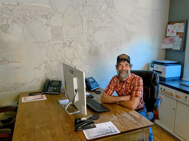 Hoteleigenaar Finn Horsley maakt zich zorgen over het effect van duurdere entree voor buitenlandse toeristen.