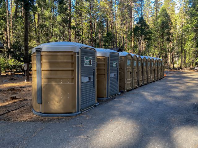In Yosemite Park staat een rij mobiele toiletgebouwen.