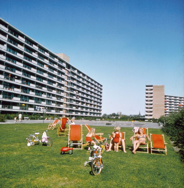 Daktuinen met door de gemeente Zoetermeer verstrekte ligstoelen bij de flat Van Leeuwenhoeklaan, ca. 1973.