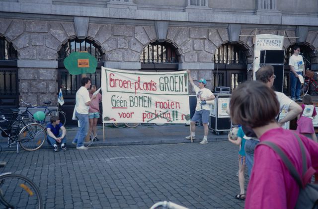 Protest tegen het kappen van bomen in de stad.