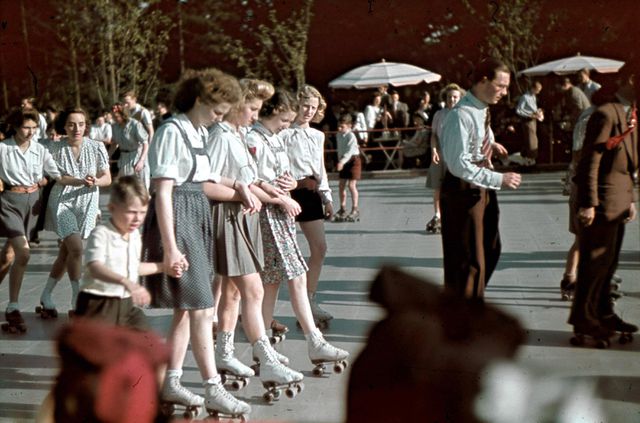 Rolschaatsers in Brussels park tijdens WOII, Ca. 1943.