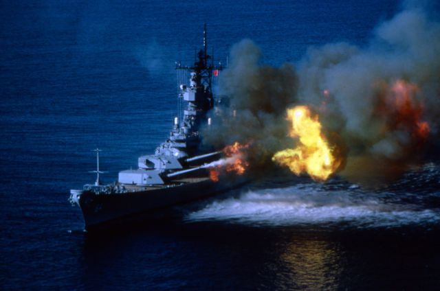 De USS Wisconsin tijdens een oefening in 1988. Het slagschip uit de Iowa-klasse werd gedoopt in 1943 en in 1991 buiten dienst gesteld.