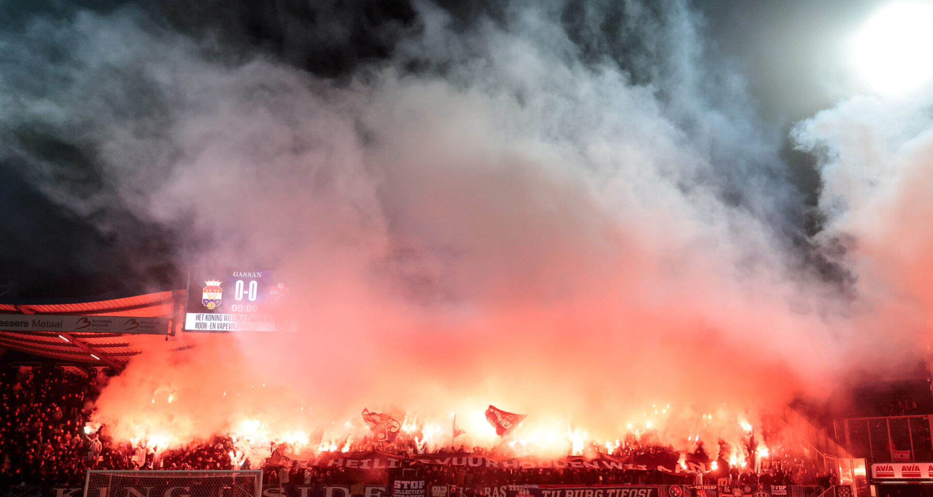 Willem II sluit KingSide en vak E tegen ADO Den Haag na vuurwerkincident - Omroep Tilburg
